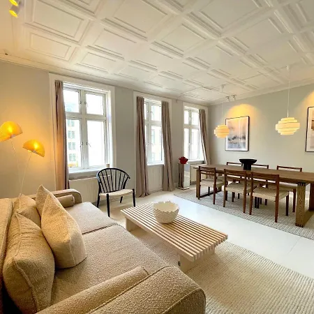 Two Bedroom Flat In Vibrant Area *