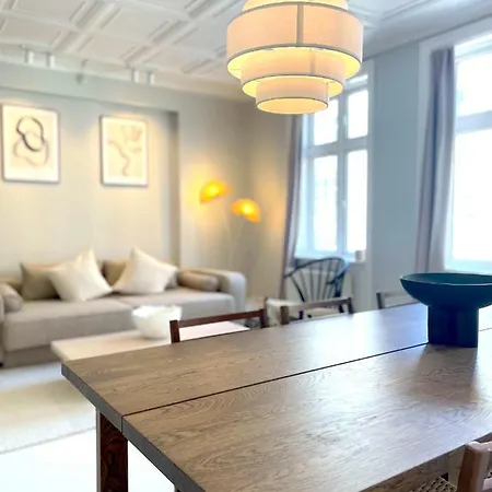 Two Bedroom Flat In Vibrant Area Apartment *