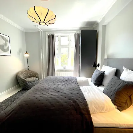Two Bedroom Flat In Vibrant Area Apartment