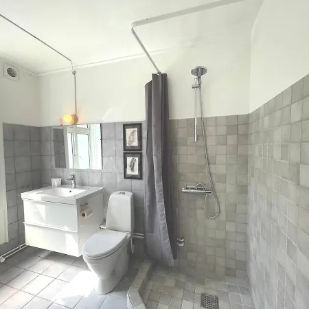Two Bedroom Flat In Vibrant Area *