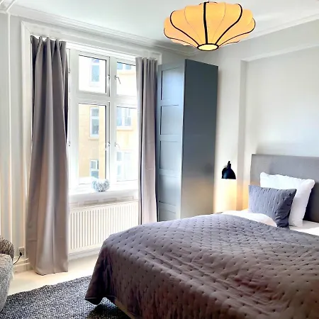 Two Bedroom Flat In Vibrant Area *