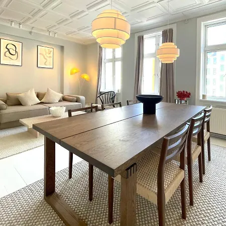 Two Bedroom Flat In Vibrant Area Apartment *