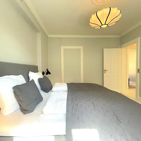 Two Bedroom Flat In Vibrant Area Apartment