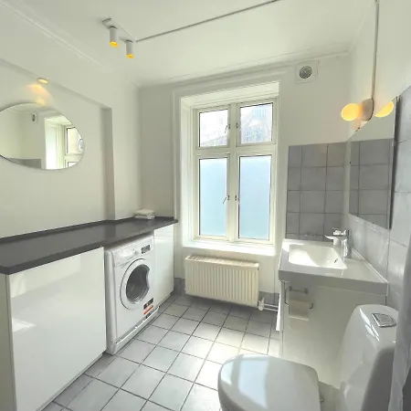 Two Bedroom Flat In Vibrant Area *